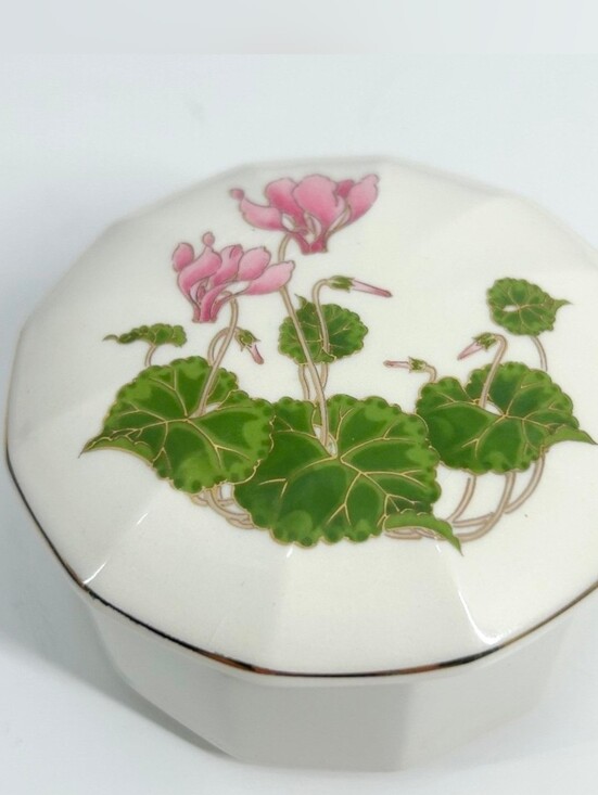Otagiri Other - Otagiri Vintage Porcelain Trinket Box with Green Floral Leaves and Pink Blooms